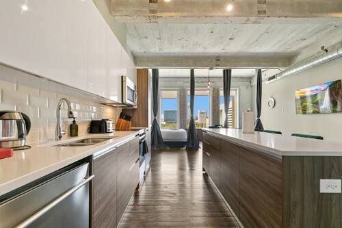 Full-size fridge, microwave, oven, stovetop
