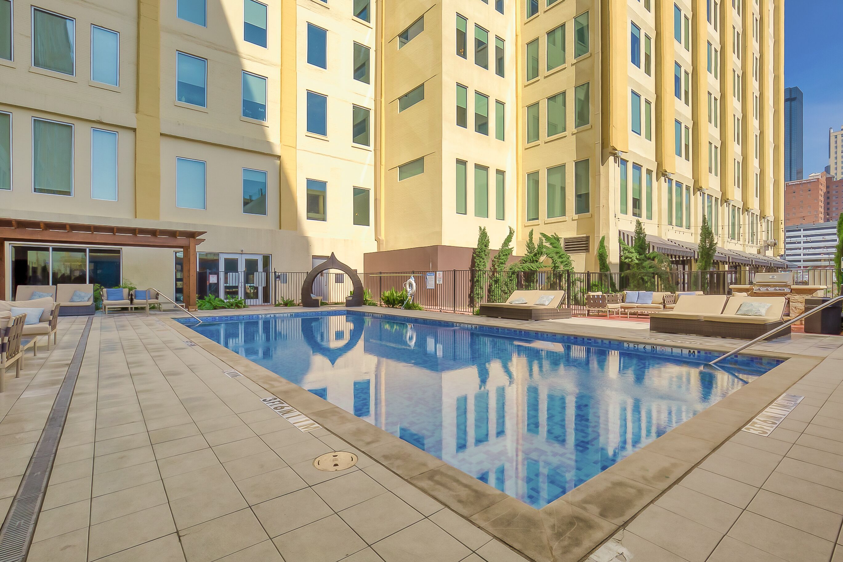 outdoor pool, open 10:00 am to 10:00 pm, free pool cabanas