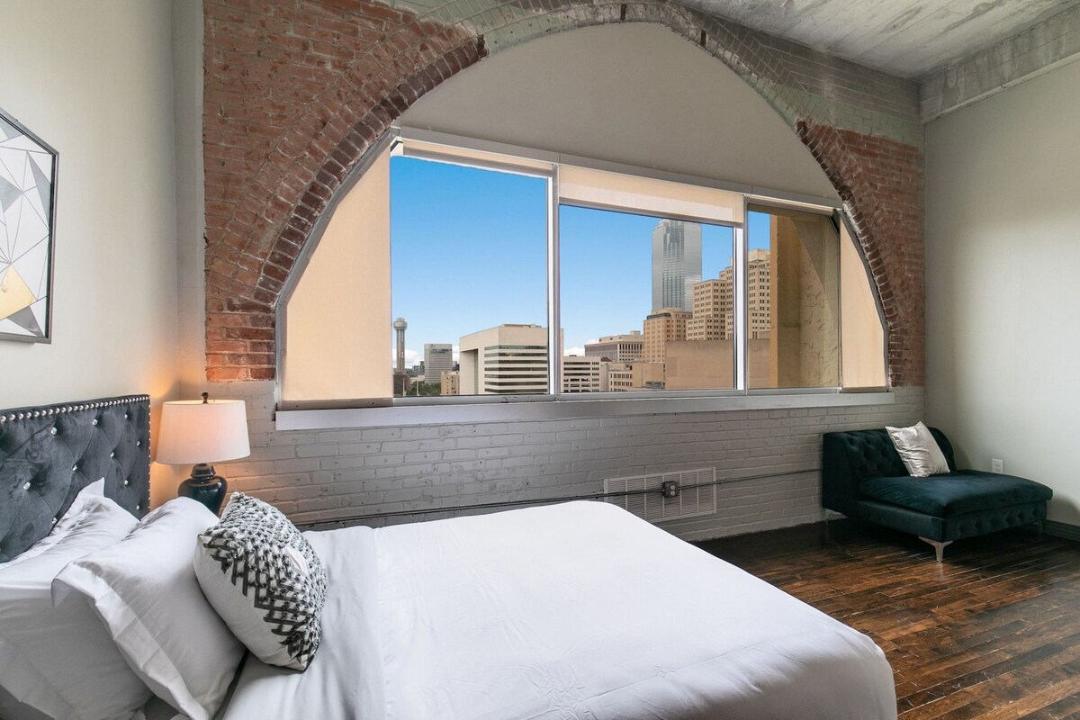 Premium bedding, down comforters, pillowtop beds, desk