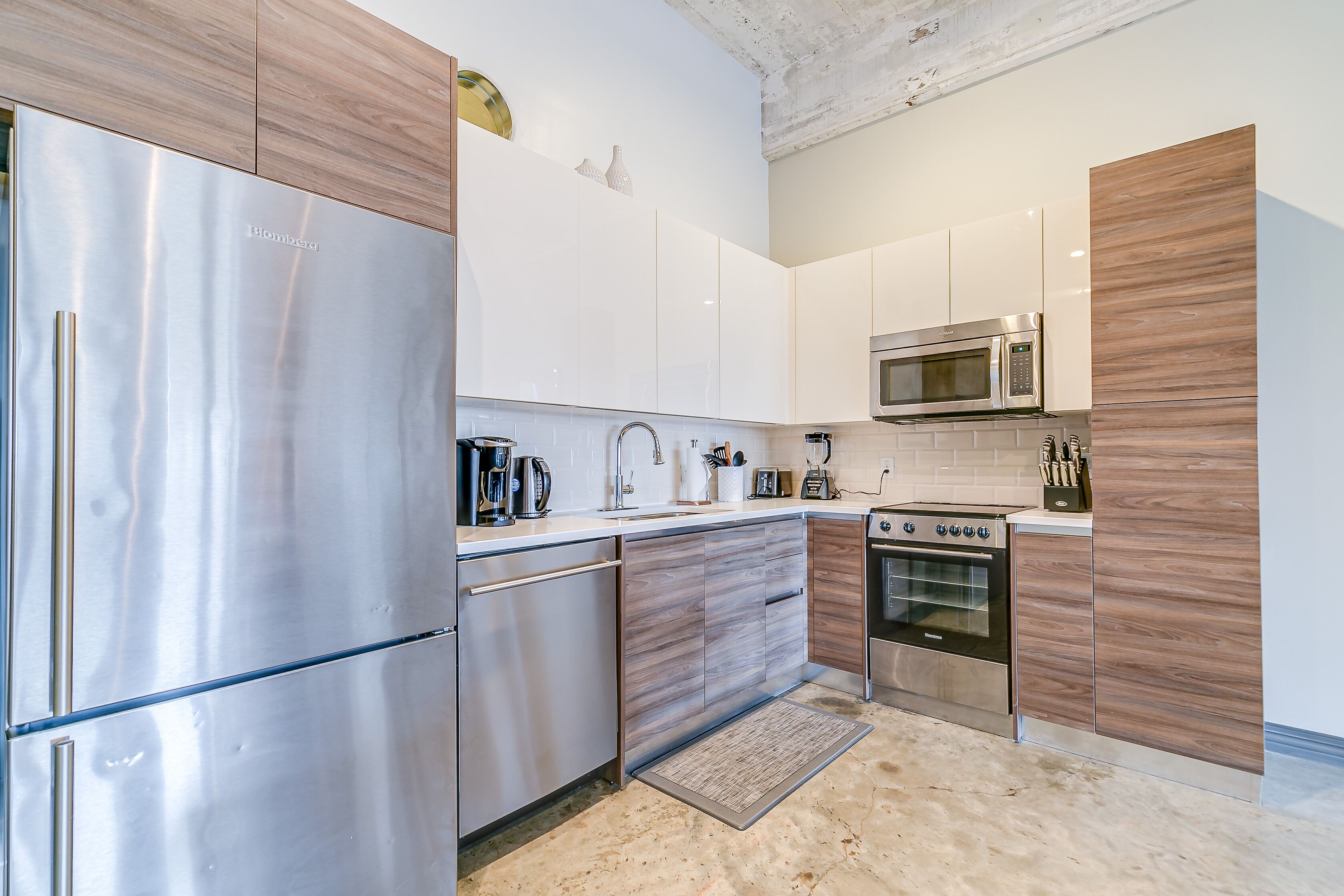 full-sized fridge, microwave, oven, stovetop