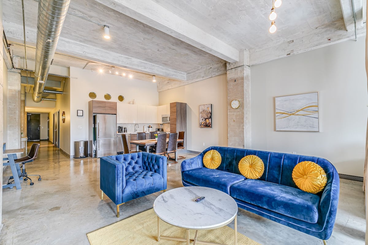 Apartamento Royal, 2 habitaciones, cocina, vistas a la ciudad | Zona de estar | Una Smart TV, Netflix, Hulu, servicios de streaming