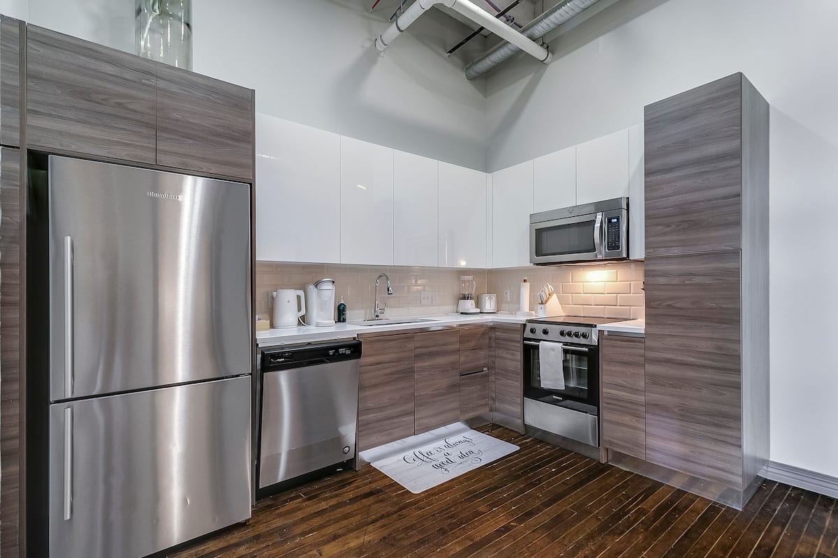 full-sized fridge, microwave, oven, stovetop