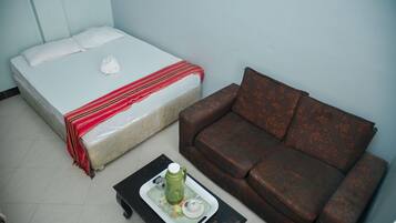 Escritorio, tabla de planchar con plancha y ropa de cama