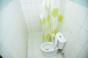 Habitación doble | Baño | Ducha, artículos de higiene personal gratuitos, zapatillas y toallas