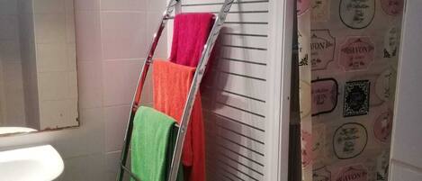 Séchoir à cheveux, serviettes fournies