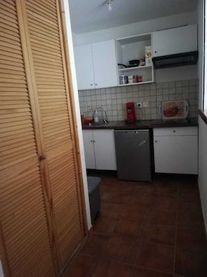 Kühlschrank, Mikrowelle, Wasserkocher mit Kaffee-/Teezubehör