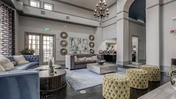 Área de estar no saguão