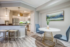 In-room dining - Modern Uptown Dallas Stay by Amyfinehouse (Dallas)