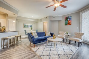 Living room - Modern Uptown Dallas Stay by Amyfinehouse (Dallas)