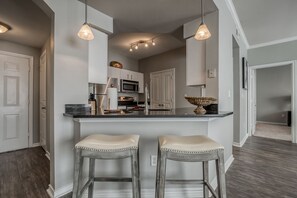 Refrigerador con freezer, microondas, horno, placa de cocina