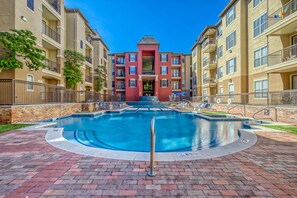 Outdoor pool - Modern Uptown Dallas Stay by Amyfinehouse (Dallas)