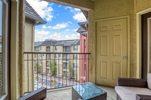 皇家公寓, 2 間臥室, 陽台, 泳池景觀 | 陽台景觀