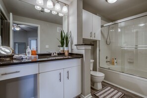 Royal Apartment, 2 Bedrooms, Balcony, Pool View | Bathroom | Combined shower/bathtub, free toiletries, hair dryer, towels - Modern Uptown Dallas Stay by Amyfinehouse (Dallas)
