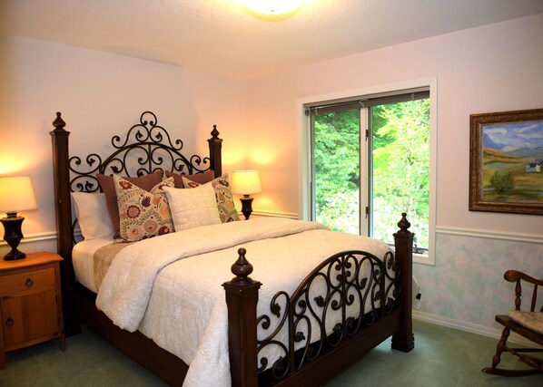 5 bedrooms, iron/ironing board, free WiFi, bed sheets