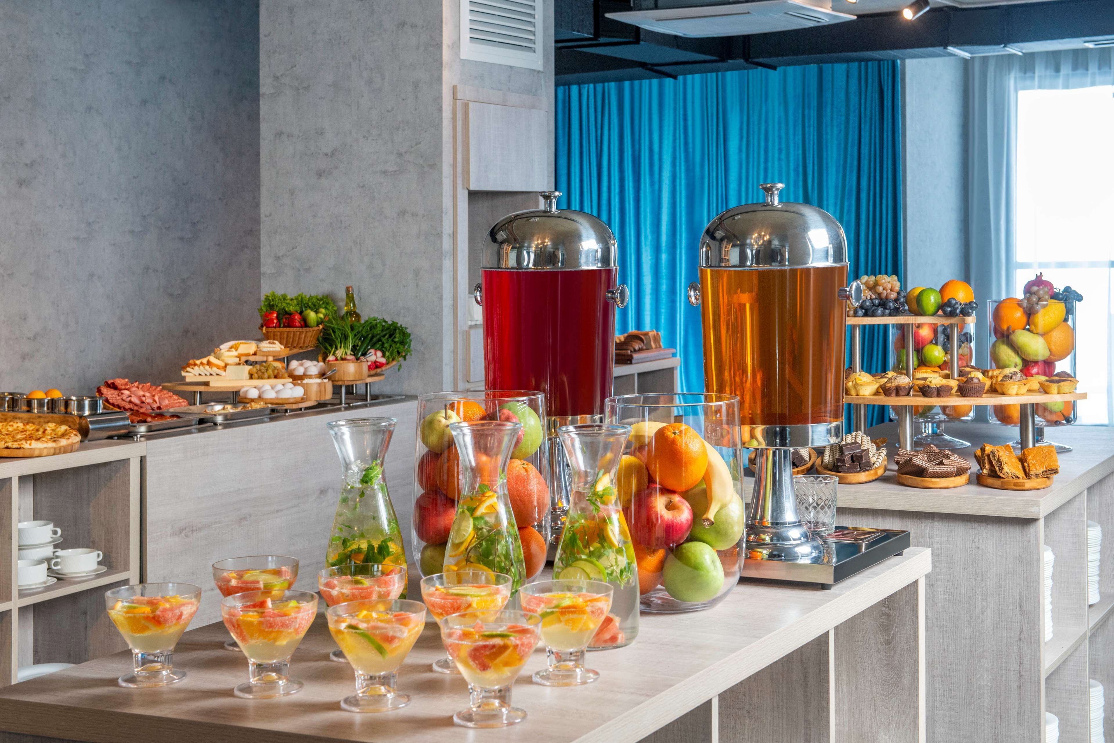 Ein reichhaltiges Buffet mit Speisen, Obst und Getränken.
