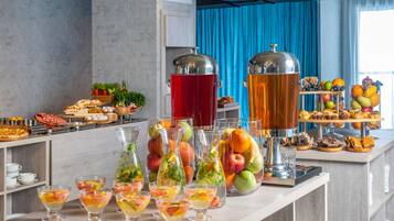 Ein reichhaltiges Buffet mit Speisen, Obst und Getränken.