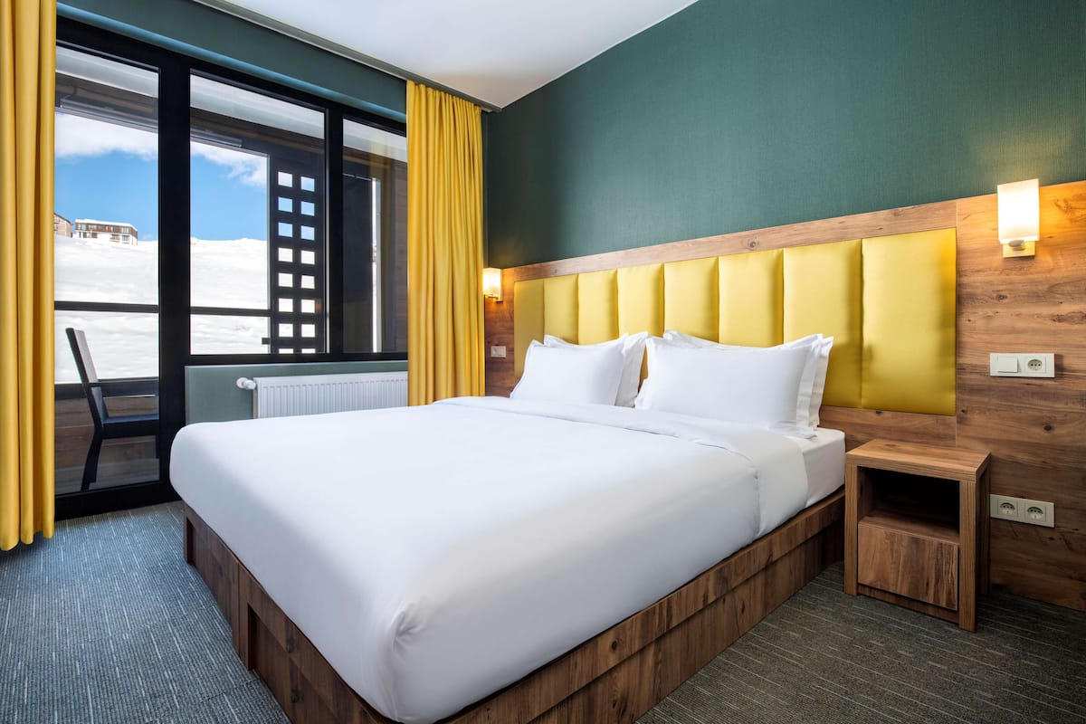 Quarto standard, 1 cama King, sacada, vista para a montanha | Escrivaninha, quartos à prova de som, acesso grátis à internet com fio