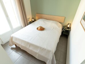 1 chambre, lit parapluie, Wi-Fi gratuit, draps fournis