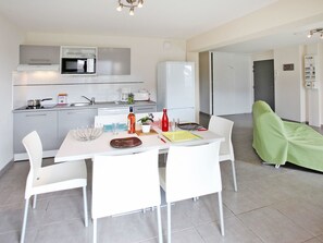 Mikrobølgeovn, ovn, oppvaskmaskin og brødrister