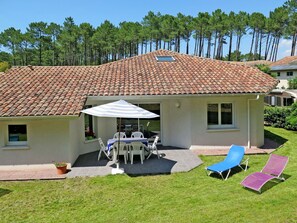 Outdoor dining - Beautiful private villa for 6 guests with WIFI, TV, terrace and pets allowed (Messanges)