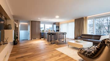 Suite (Penthouse) | Área de sala de estar | Televisión de pantalla plana