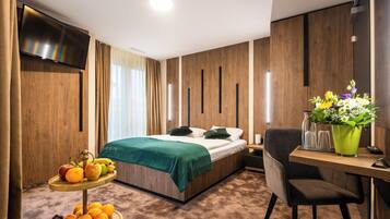 Hypo-allergenic bedding, minibar, in-room safe, desk