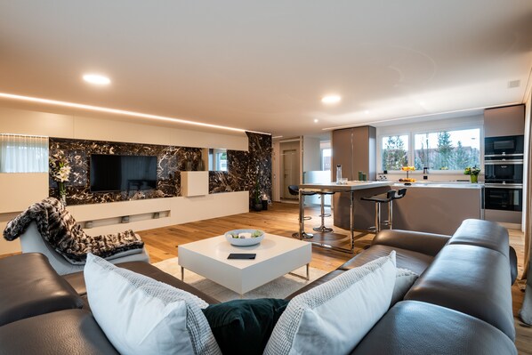 ห้องสวีท (Penthouse) | บริเวณนั่งเล่น | ทีวีจอแบน