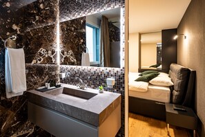ห้องสวีท (Penthouse) | ห้องน้ำ | ฝักบัว, ของใช้ในห้องน้ำฟรี, ไดร์เป่าผม, เสื้อคลุมอาบน้ำ