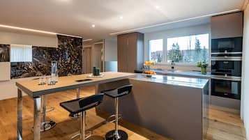 Suite (Penthouse) | Cocina privada | Cafetera de espresso, cafetera y tetera y tetera eléctrica
