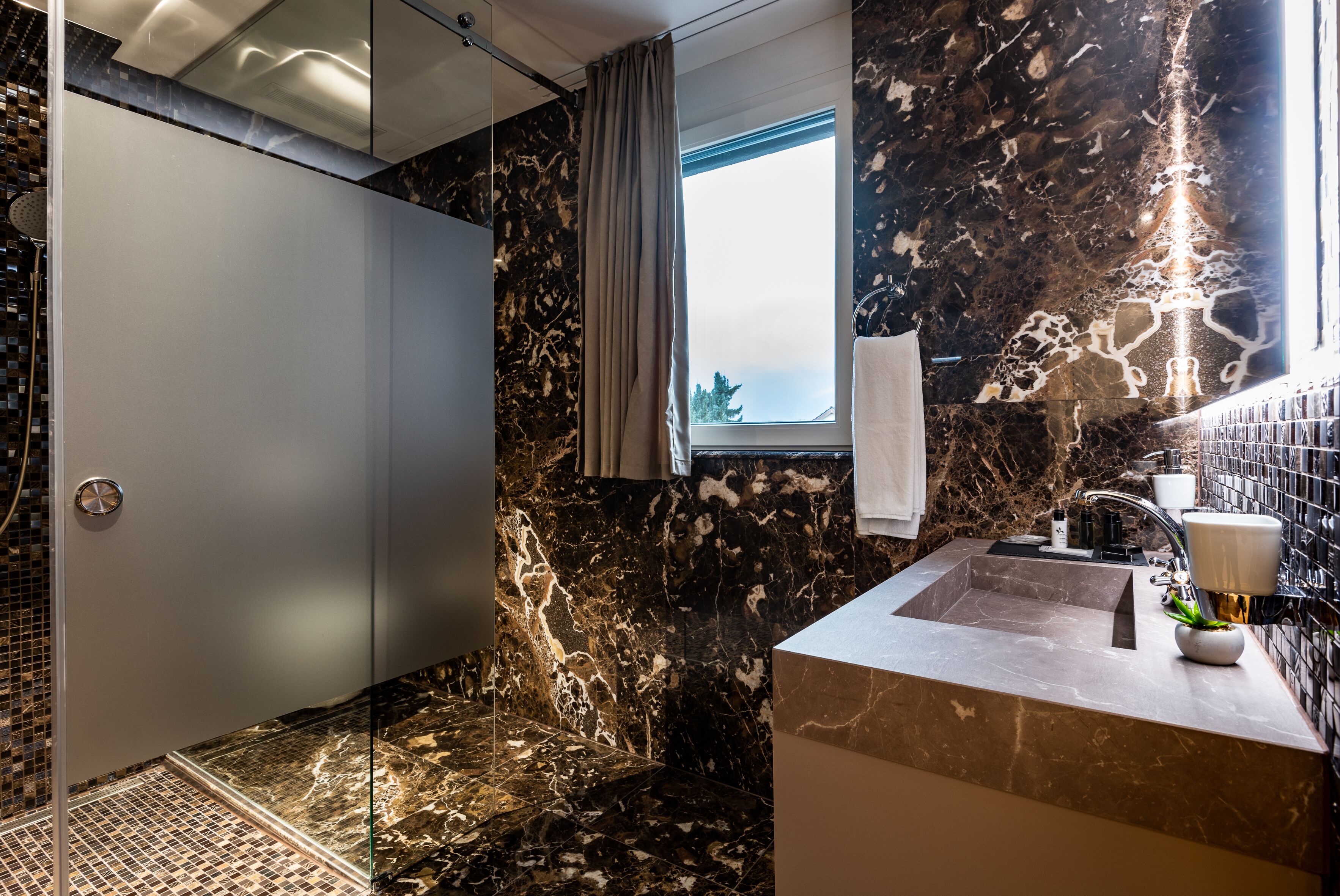 suite (penthouse) | bathroom | shower, free toiletries, hair dryer, bathrobes