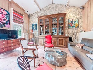 Televisión y chimenea 