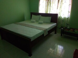 Skrivebord, lydisolert, wi-fi (inkludert) og sengetøy