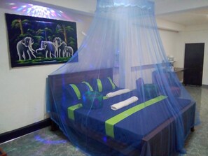 Desk, soundproofing, free WiFi, bed sheets - Saja Homestay (Tangalle)