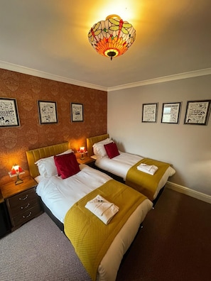 Chambre avec lits jumeaux (The Shaftesbury) | Minibar, décor unique, ameublement unique, fer et planche à repasser