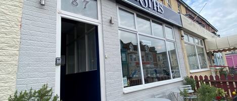 Vista frontal de la propiedad