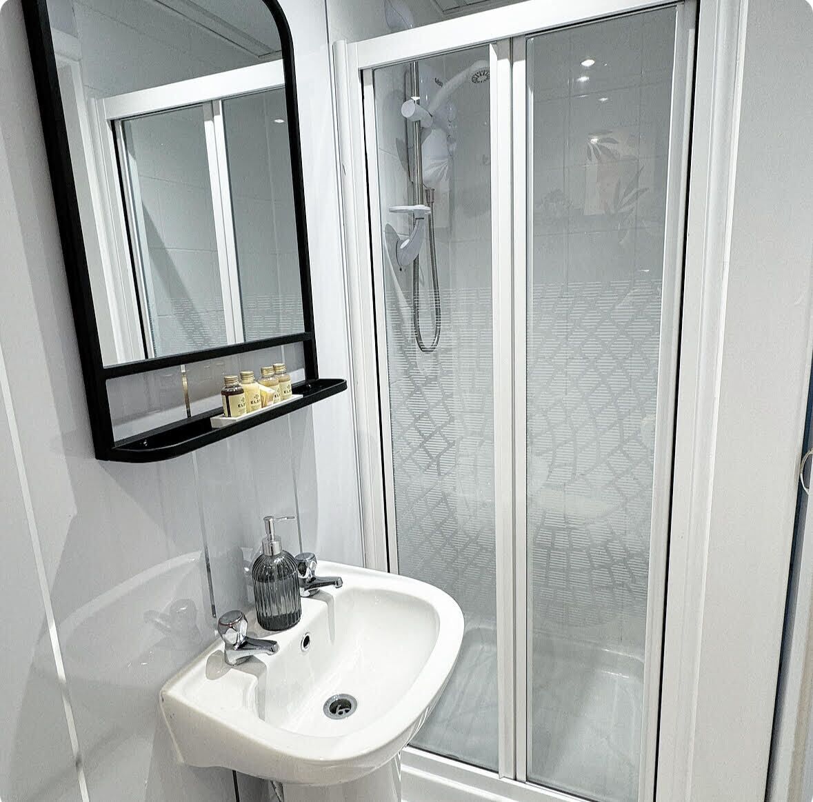 Een minibar, individueel gedecoreerd, individueel gemeubileerd