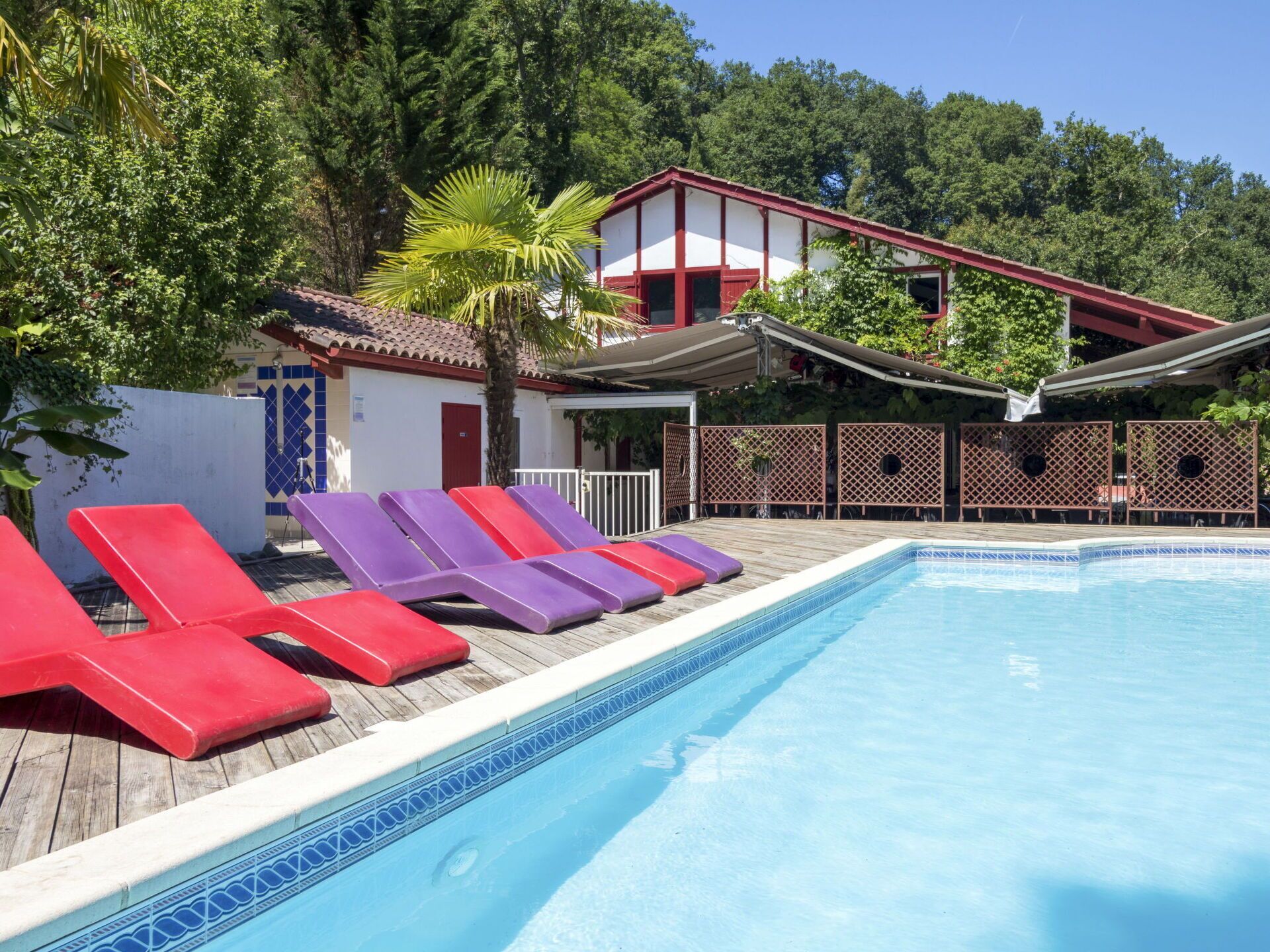 Wasser, Gebäude, Schwimmbad, Eigentum, Pflanze, Himmel, Azurblau, Baum, Haus, Gartenmöbel