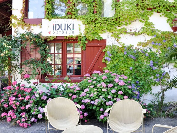 Property grounds - Nice apartment for 8 people with WIFI, pool, TV, terrace and pets allowed (La Bastide-clairence)