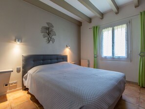 3 slaapkamers, een strijkplank/strijkijzer, reisbedje, gratis wifi