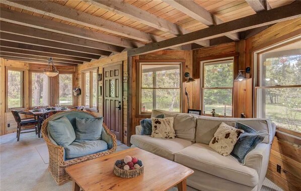 Kabin, 2 Tempat Tidur Queen, hot tub, pemandangan sungai | Ruang keluarga | Televisi 42-inci dengan saluran TV kabel dan perapian