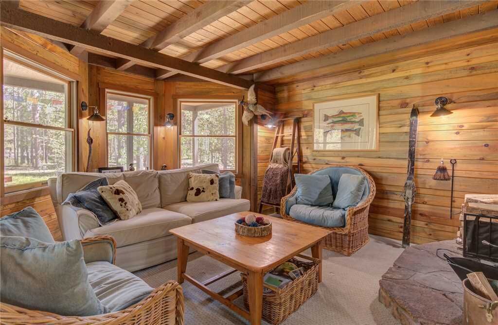 小屋, 2 張加大雙人床, 熱水浴缸, 河景 | 客廳 | 42-吋電視、有線頻道、壁爐