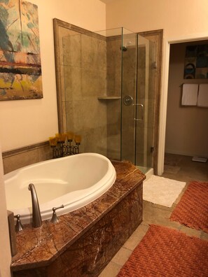 シャワー付き浴槽、ヘアドライヤー、タオル、トイレットペーパー