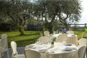 Outdoor banquet area - Villa Cinzia, with private pool and sea views (Massa Lubrense)