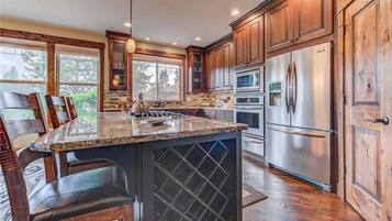 House, Multiple Beds, Hot Tub, River View | Private kitchen | Fridge, microwave, oven, stovetop