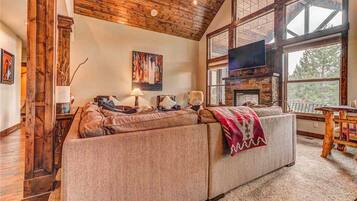 Nhà, nhiều giường, bồn tắm nước nóng, quang cảnh sông | Phòng khách | TV 42-inch có truyền hình cáp, lò sưởi, đầu đĩa DVD