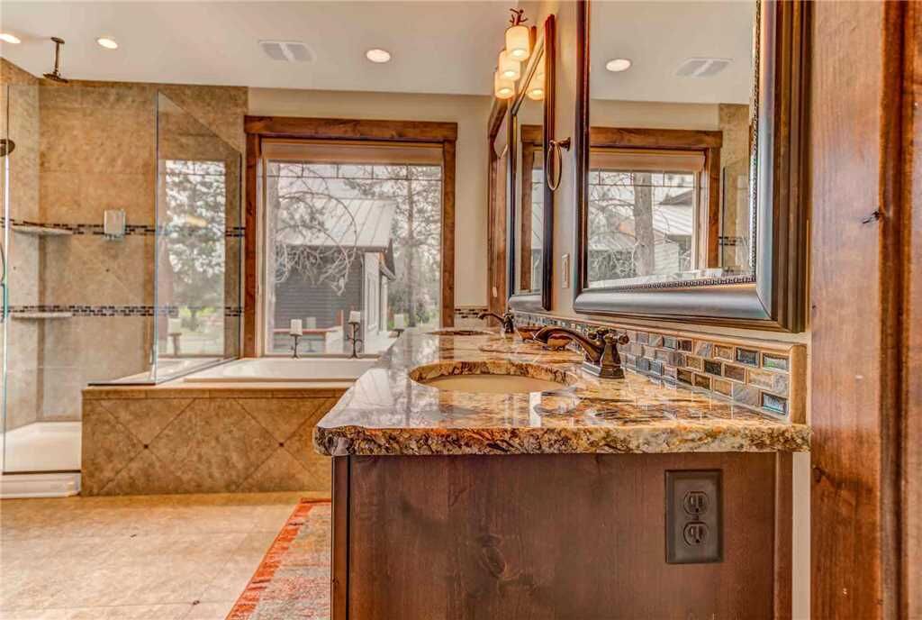 House, Multiple Beds, Hot Tub, River View | Bathroom | Towels