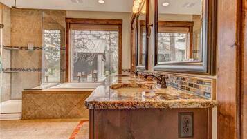House, Multiple Beds, Hot Tub, River View | Bathroom | Towels