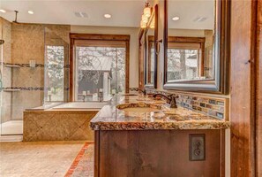 Ferienhaus, Mehrere Betten, Whirlpool, Flussblick | Badezimmer | Handtücher