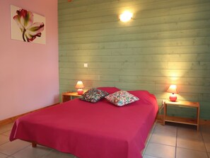 1 bedroom, iron/ironing board, travel cot, free WiFi - Wonderful private villa for 4 guests with WIFI, TV, terrace and pets allowed (Cancale)