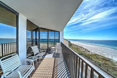 Beachfront, heated pool, corner unit, beach chair service provided!